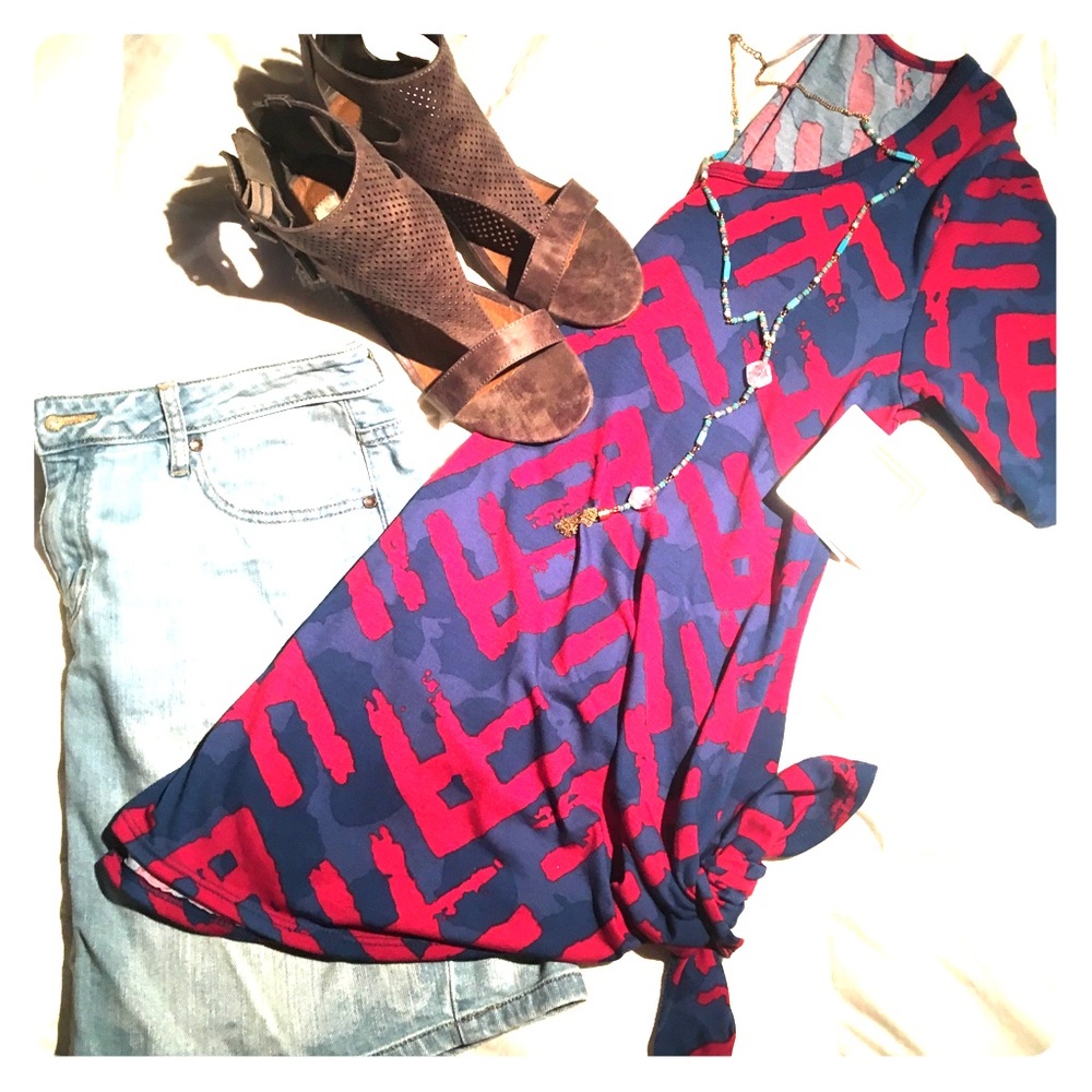 🇺🇸LulaRoe Red and Blue Printed Perfect T